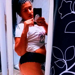 Onlyfans Model in Mirror Selfie