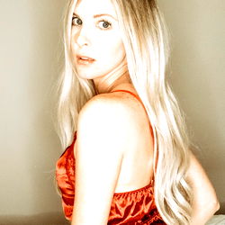 Tee, a beautiful OnlyFans model with long blonde hair