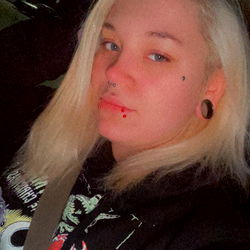 DaddysKinkyGirl - A Photograph of a Model