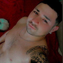 Shirtless Model Oscar in Selfie