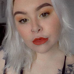 Trendy Sheff Model Aims for the Camera