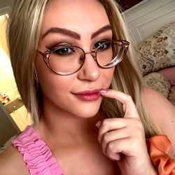 Model Monique 🙊, Awaiting Your Appreciation!