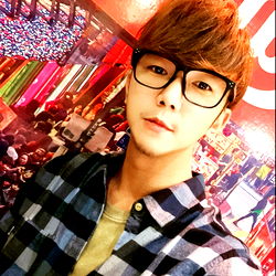 V大叔 at a store display