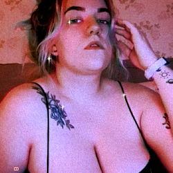 Lyndsey, a Plus-Size Model on OnlyFans, Showcasing Her Bikini Photoshoot