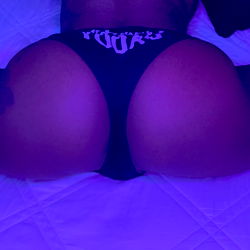 Simonee: OnlyFans Model