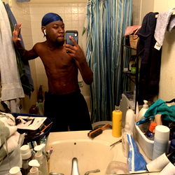 OnlyFans Model Taiján Dockery Showcasing his Bathroom