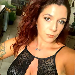 AleCherry, a captivating model