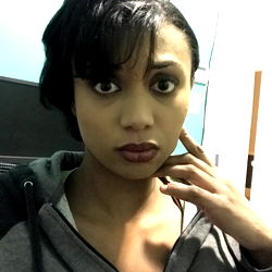 Annie 🍃 - Female model with short brown hair