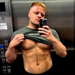 Fitness Model Showcasing Shirtless Physique, Alemão UC