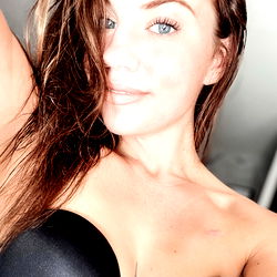 AmandaRyde, a stunning young woman