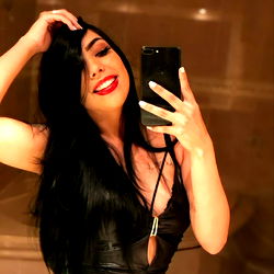 OnlyFans Model Laura_babygirl Shares a Glamourous Selfie