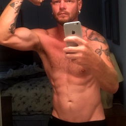 Age-defying bodybuilder flexes his muscles in OnlyFans
