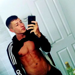 Hung lad captures his own abs