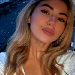 Alya's Cityscape Selfie