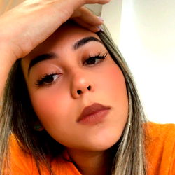 Model Ananunes123 in Casual T-Shirt