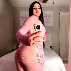 Yaslin: OnlyFans Model in Pink Lingerie