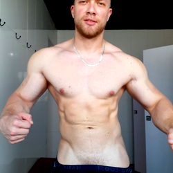 Fitness Model Alemão Posing in Formal Wear