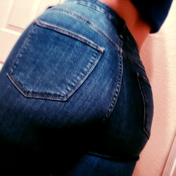 Oh-Honeyyyy Strikes a Pose in Jeans