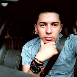 Alexandr Rincon posing in car