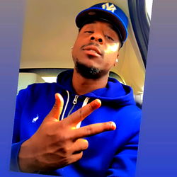 Crippy Tae ✌🏾👍🏾 d'une photo de lui-même dans un véhicule, en train de faire le pont d'un bras