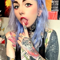 OnlyFans Model Showcases Tattoos and Lips