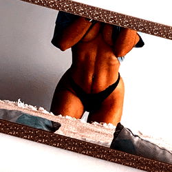 OnlyFans Model Andrea Martín, Showcasing Her Abs in a Mirror