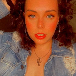 LCW: A Stunning OnlyFans Model, Embracing Her Curves and Making a Statement!