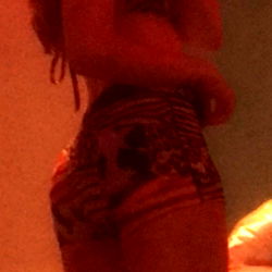 AddieBaxter, a San Francisco-based OnlyFans model, showcasing her seductive pose on the bed. 💦