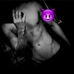 Fit OnlyFans Model Showcasing Muscular Abs