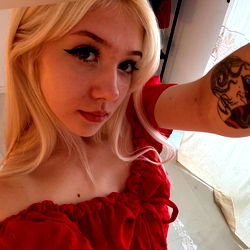 Model Melissa's Stylish Instagram Photo