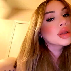 Lipstick model with tattoos and piercings in Los Angeles, 💋