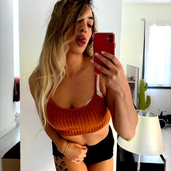 Model in Athletic Outfit, Petite Alice 🤗, Proche de toi