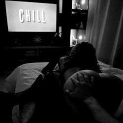 Alani Nu in an intimate setting