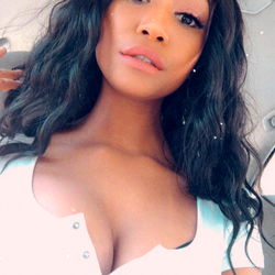 Model Gold Kitty Posing for OnlyFans