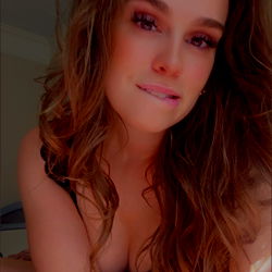 TwistyMisty69, the radiant Kansas model poses for her OnlyFans profile picture