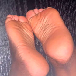 Relaxing Moment: OnlyFans Model Liyah Diamond at Home