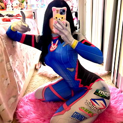 Gamer Cosplay in Vibrant Uniform