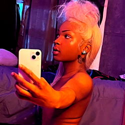 Striking Instagram Post of ✨Lavish✨, a New York-based OnlyFans Model