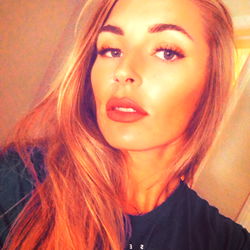 Stylish California Model Liss in Trendy Fashion Advertisement