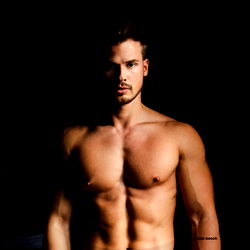 OnlyFans Model Nik: German Hunk, Ripped Physique, Abs and Biceps on Full Display