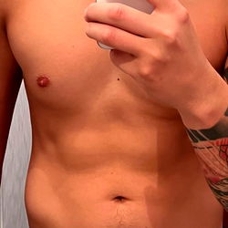 Fit OnlyFans Model Showcasing Abs and Muscles