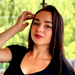 Yummy Yara☆ in Stylish Black Outfit