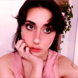 Faephoebe（╹◡╹）の Instagram photo with pink and white tones. Model wearing a light blue shirt.