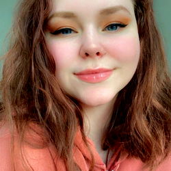 Angellee - Beautiful Model with a Warm Smile