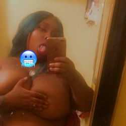 OnlyFans Model Juicy Shares Intimate Photos