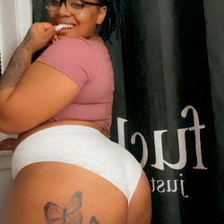 Hot OnlyFans Model Ki Lolo Posing with Butterflies Tattoo