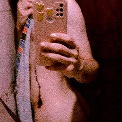 OnlyFans Model Ariiel Shares Unfiltered Selfie