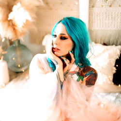 Chic and Colorful OnlyFans Model Tetra Tormenta in an Illinois Bedroom