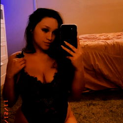 OnlyFans Model Nessa Posing for a Selfie