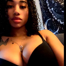 Shae, OnlyFans Model with Tattoos & Piercings